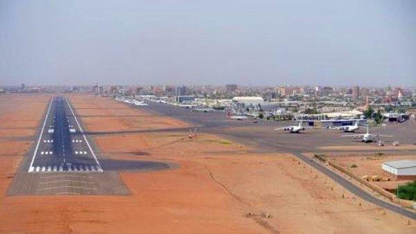 Öte yandan Uluslararası Hartum Havaalanı'nda uçuşlar durduruldu. Havaalanında sadece inişlere izin veriliyor.