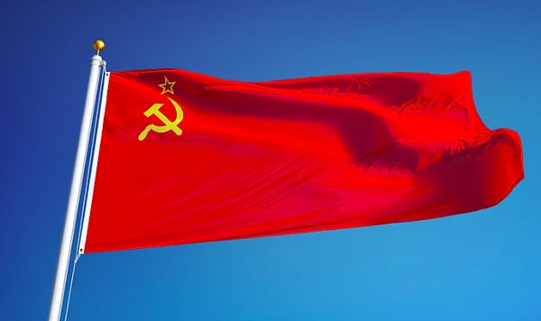 4. Когда утвердили флаг СССР - алое полотнище с красной пятиконечной звездой, серпом и молотом?