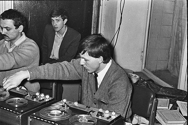 9. Какой материал использовался часто в СССР для записывания и прослушивания музыки?