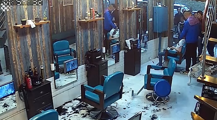 Saç Kesimini Beğenmeyince Kuaförü Darp Edip İntikamını Saç Keserek Alan Müşteri