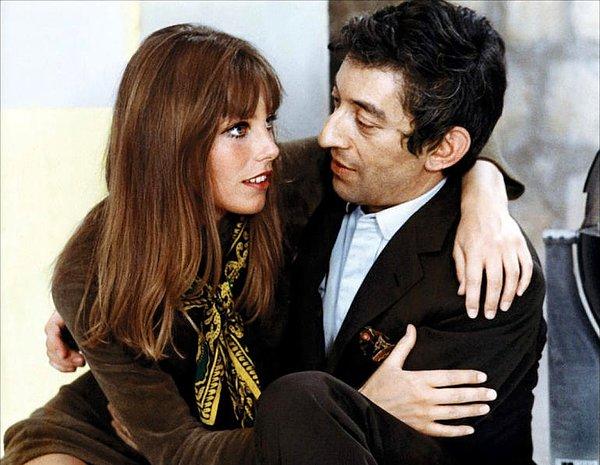 6. Bir film setinde tanışan Jane Birkin ve Serge Gainsbourg'un aşkı bir dans ile başladı. Gece sonunda Serge sızmıştı ve Jane plakçıdan dans ettikleri şarkının bulunduğu plağı günün ilk ışıklarında satın aldı ve Serge’nin ayak ucuna bıraktı. Yahu bu ne romantizm...