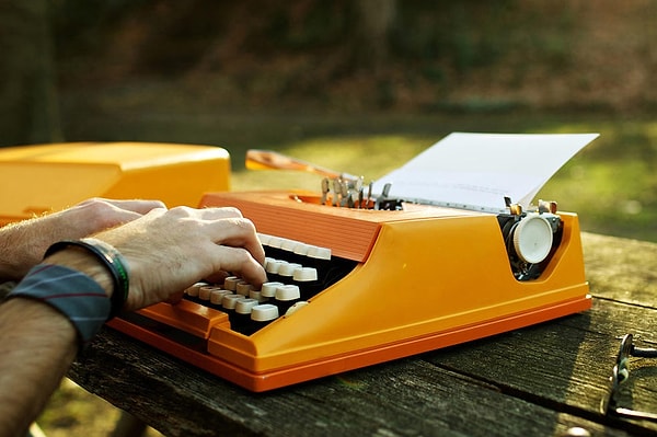 10. Антонимом слова «игнорировать» будет...