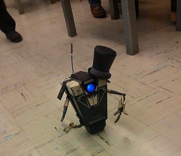 7. "Öğretmenimin kendisine yardımcı olan bir robot asistanı var."