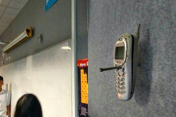 17. "Öğretmenim 20 yıl önce, ders sırasında kullandığı için bir öğrencisinin telefonunu duvara çivilemiş. Bugün bile hala duruyor."