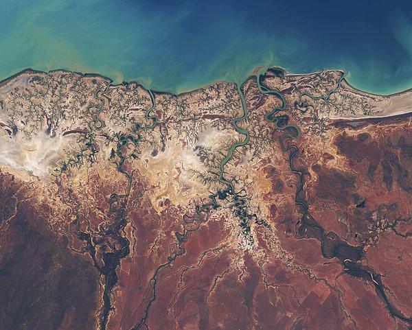 16. Avustralya'nın Queensland bölgesinde buluna Albert Nehri Deltası ve fitoplanktonların parlayan dalgaları