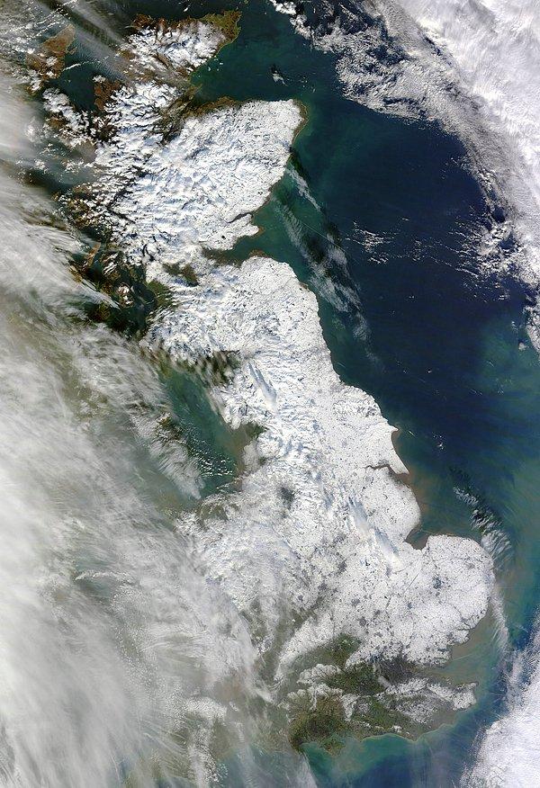 19. 25 Ocak 2013 tarihinde İngiltere'de çekilen bu fotoğrafta ülkenin Londra'dan İskoçya'ya kadar karla örtüldüğünü görüyoruz.