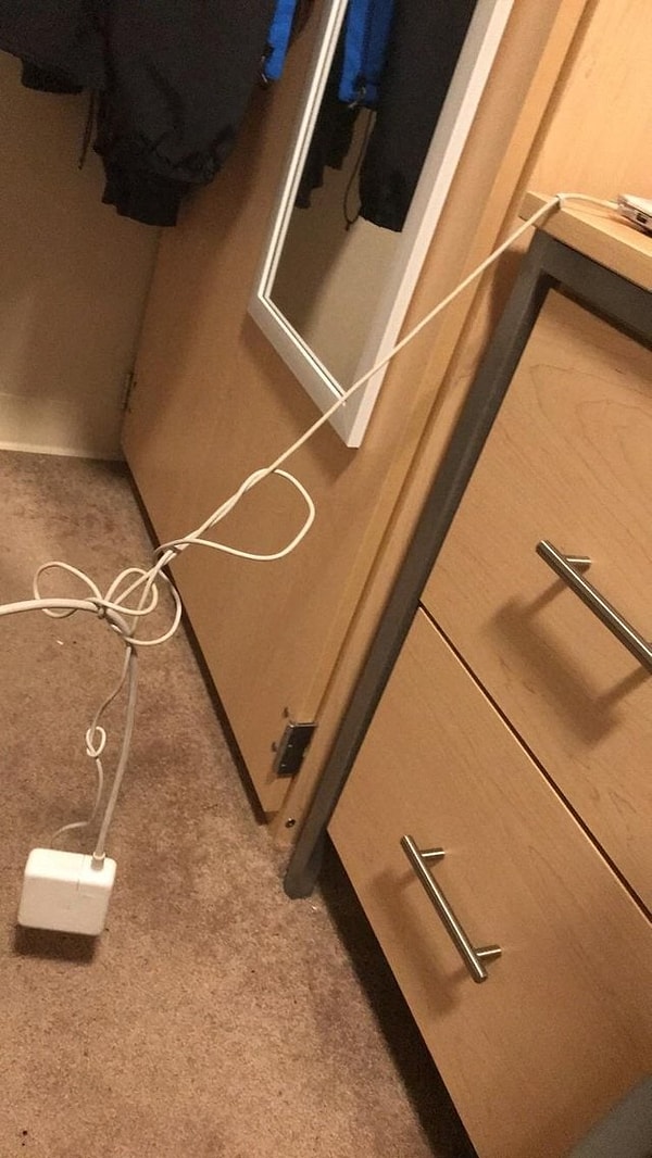 5. Самый раздражающий способ зарядить ноутбук