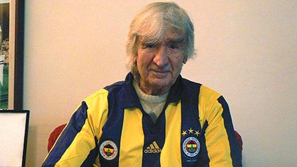 Ardından bir diğer Fenerbahçe efsanesi Küçük Fikret (Arıcan) aracılığıyla futbol takımında da oynamaya başladı.