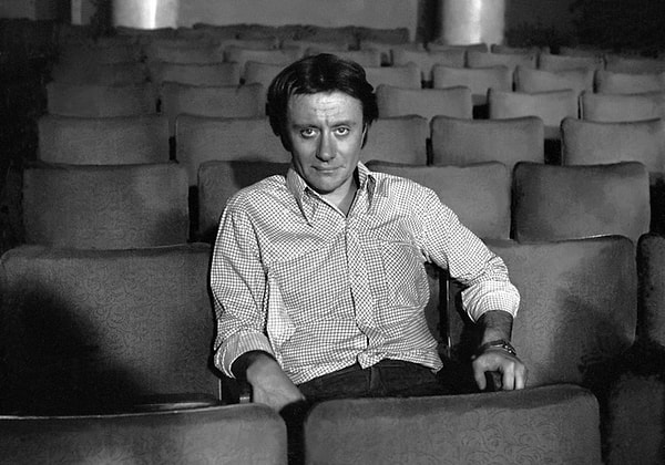 4. Великий актер, юморист, сатирик, очень рано ушедший из жизни. Его имя?