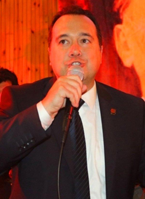 Yerel seçimlerde Akhisar belediye başkanı seçilen Besim Dutlulu ise, çiçek yerine yoksullara yardım edilmesini istedi.