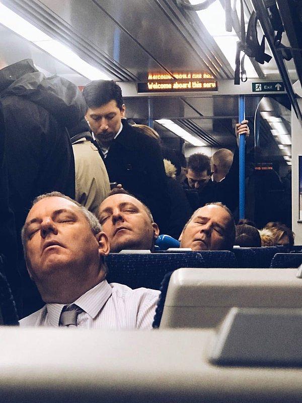 Birbirine oldukça benzeyen ve aynı metroda aynı sırada oturan bu üç adamı yan yana getiren nasıl bir tesadüf?