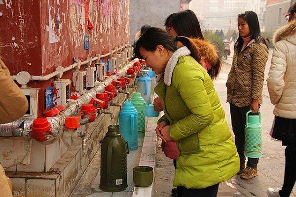9. Çinli insanlar genelde sıcak su içiyor çünkü sağlıkları için yararlı olduğunu düşünüyorlar.