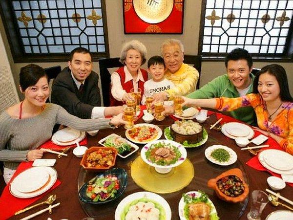 14. Çinliler, misafirlerine evlerine çağırmak yerine dışarıda ağırlamayı tercih ediyorlar, çünkü daha ucuzmuş.