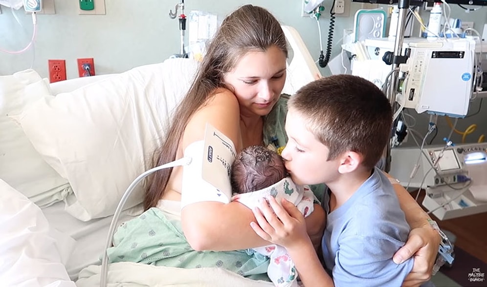 Yeni Doğan Kız Kardeşini İlk Defa Gören Çocuğun Duygu Dolu Anları