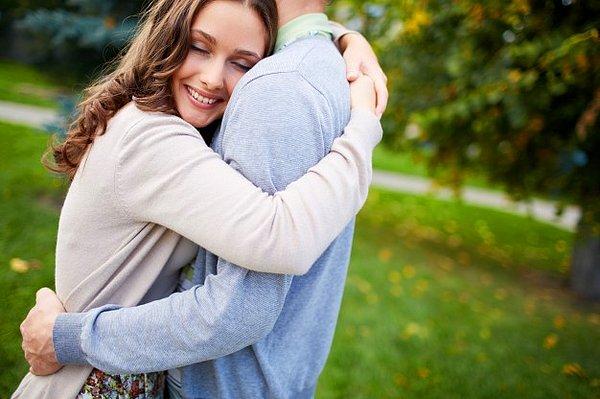 Mutlu hissetmenizi sağlayan oksitosin hormonu, sarılma anında devreye girer.