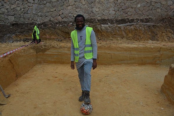 Ancak çıktığı ilk idmanda futbolcu olmadığı ortaya çıkmış. Christel şimdi inşaatlarda çalışarak geçinmeye ve Kamerun'daki dokuz kardeşi ve ailesine para göndermeye çalışıyor.