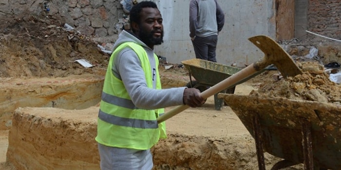 Futbolcuyum Diyerek Kamerun'dan Türkiye'ye Geldi İnşaat İşçisi Oldu