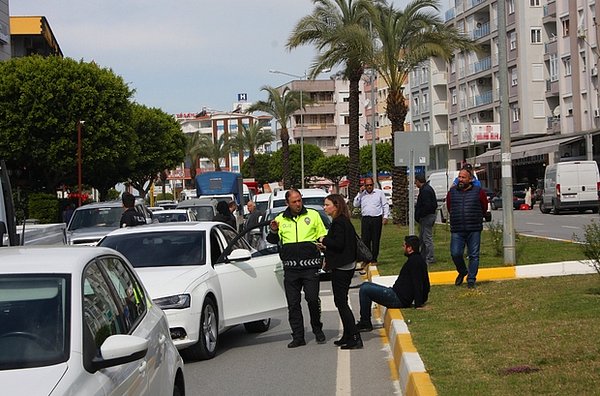 Kaza Hasan Fehmi Boztepe Caddesi Manavgat Emniyet Müdürlüğü önünde meydana geldi.