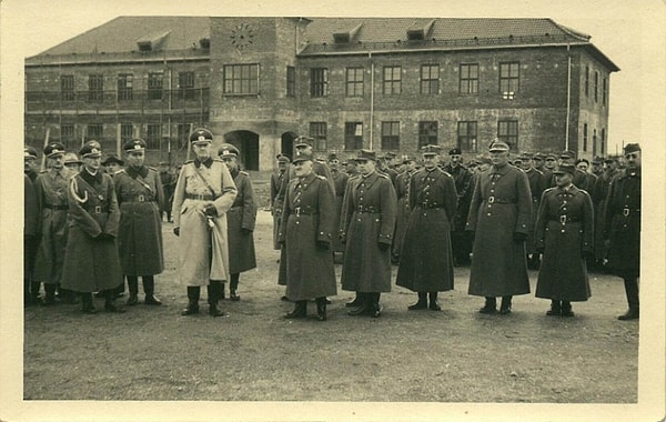 12. Какой замок, во времена Второй мировой использовавшийся как тюрьма для военнопленных, был известен в те годы как Офлаг VII-C?