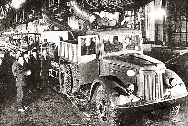 7. Угадайте марку этого грузовика.