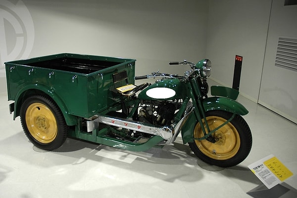 8. Автомобиль какой марки на этом фото?