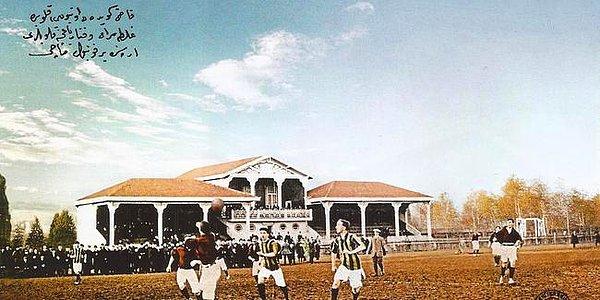 Şimdiki Ülker Stadı'nın bulunduğu "Papazın Çayırı" olarak adlandırılan yerde 17 Ocak 1909 tarihinde yapılan ve Galatasaray'ın 2-0 kazandığı özel maçla başlayan 110 yıllık rekabette, galibiyetlerde ve atılan gol sayısında Fenerbahçe'nin üstünlüğü bulunuyor.