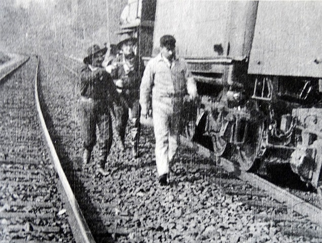 Temmuz 1873’ten sonra Jesse ve çetesi tren soygunlarına yönelirler. Yaptıkları tren soygunlarında yolculara ve paralarına dokunmayıp sadece para kasalarını çalmaları onlarda halk sempatisi oluşmasını sağlar.