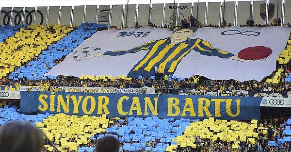 Fenerbahçe taraftarları yaptığı koreografiyle maç öncesinde Can Bartu'yu andı.