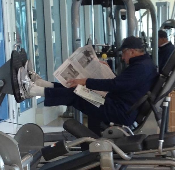 10. Дед: 80 лвл. Одновременно качает ноги и просматривает утренние новости