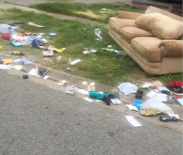 12. Сосед-чистюля, который тщательно заботится о внешнем виде своей лужайки (на радость всем окружающим).