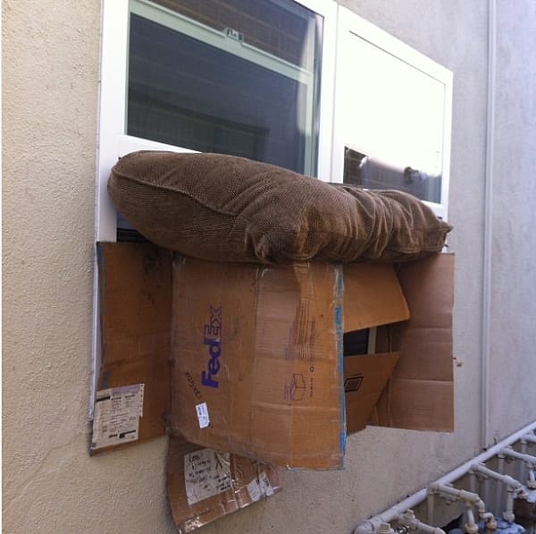 13. Кого заботит эстетика, когда речь идет о практичности! Этот рукастый сосед знает, как заставить старый кондей работать, как новенький.