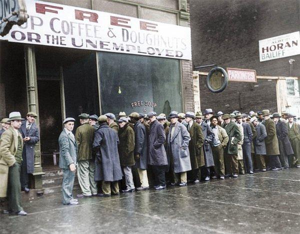12. Al Capone'un kafesinin önünde ücretsiz yemek almak için sıraya giren işsiz adamlar, 1931