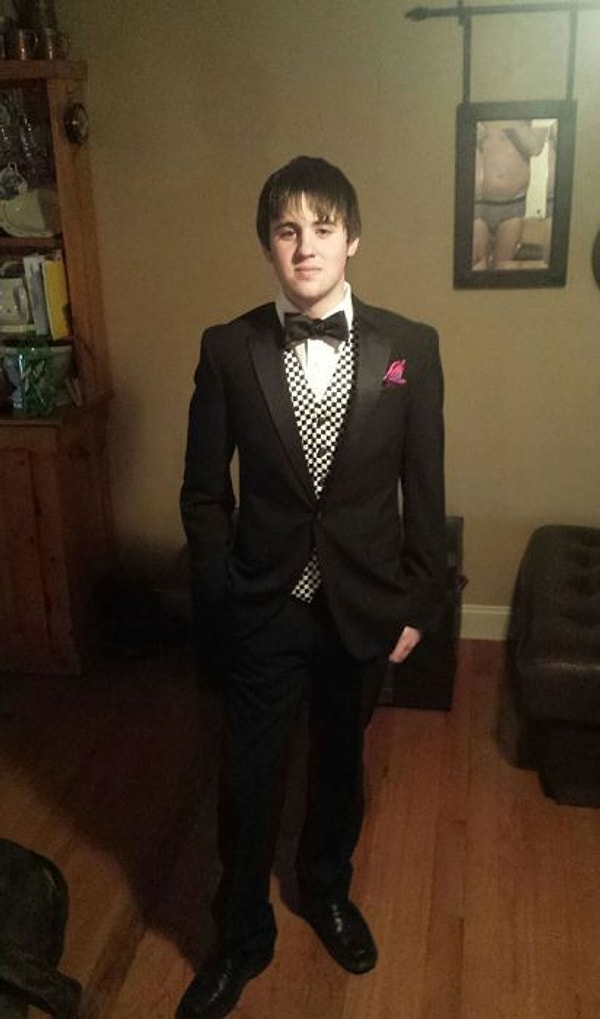 16. Ок, ок. Мы все поняли, что надо фотографироваться там, где нет зеркал