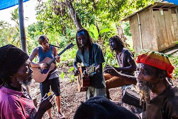 Jamaikalı Rastafaryanistler ile gitar çalmak