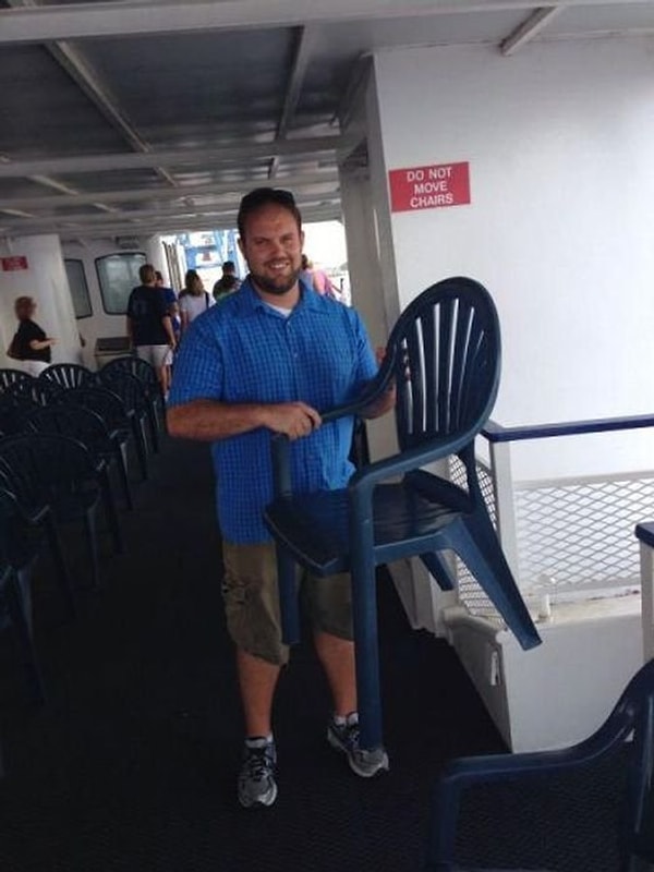 14. "Не трогать стулья!"