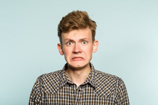 1. Какие эмоции переживает этот молодой человек?