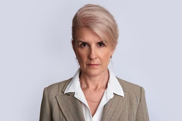 7. Какие чувства ясно отражаются на лице этой дамы?