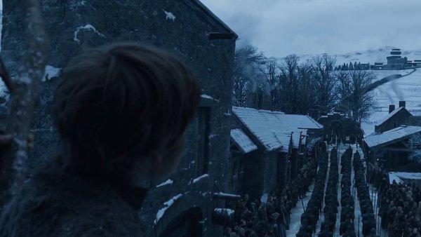2. Bölüme Jon ve Daenerys'in gelişini izlemek üzere ağaca tırmanan bir çocuk ile başlıyoruz.