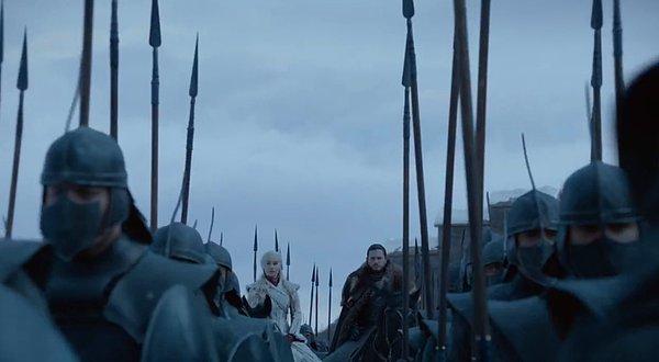 3. Daha sonra ise Jon ve Daenerys'i, yanlarında gelen orduyu ve ejderhaları görüyoruz.