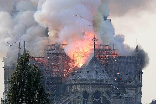 Paris Emniyet Müdürlüğü tarafından katedralden uzak durulması çağrısında bulunuldu.
