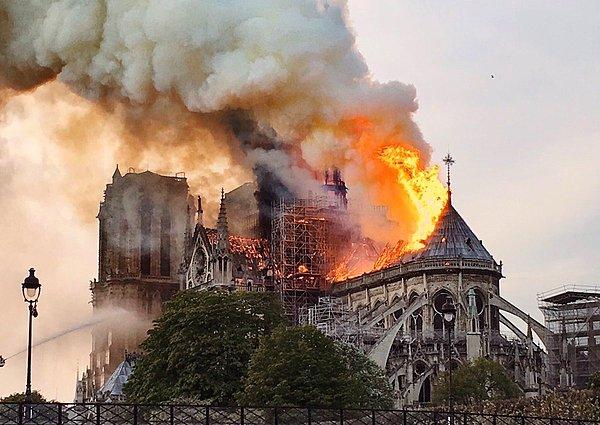 Fransa'nın başkenti Paris'te bulunan 850 yıllık Notre Dame Katedrali, dün çıkan yangında ağır hasar gördü. Alevlerin hızla yayılması sonucu kulelerden biri ve yapının çatısı tamamen çöktü.