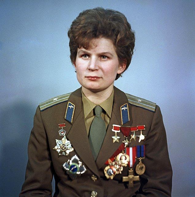 6. 1937'de Rusya'da doğan Valentina Tereshkova kozmonot ve politikacıydı. Tek başına uzaya çıkan ilk ve tek kadın unvanlarını hala taşıyor!