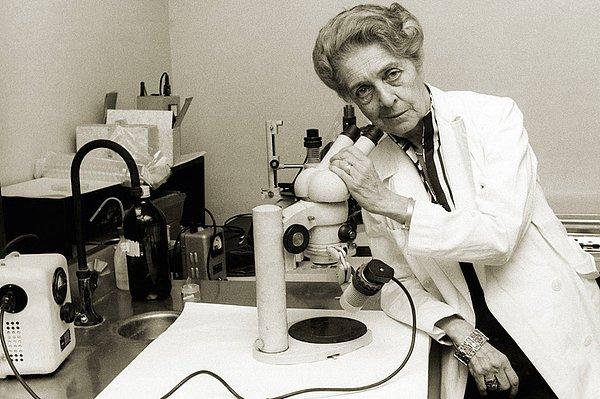 7. 1909 yılında Torino'da doğan Rita Levi-Montalcini, nöroloji konusunda uzmanlaşmış bir bilim insanıydı.