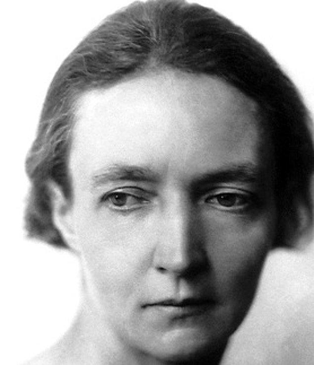 9. Paris'te doğan Irène-Joliot Curie, Marie ve Pierre Curie'nin kızıydı.