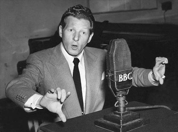 16. 1930'da bir Nisan günü, BBC "Sunacak haber yok" diyerek piyano müziği yayınlamıştır.