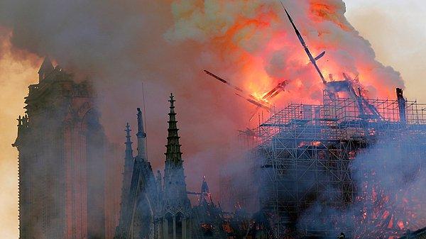 Paris'te birçok kilisenin çanları Notre Dame için çaldı.