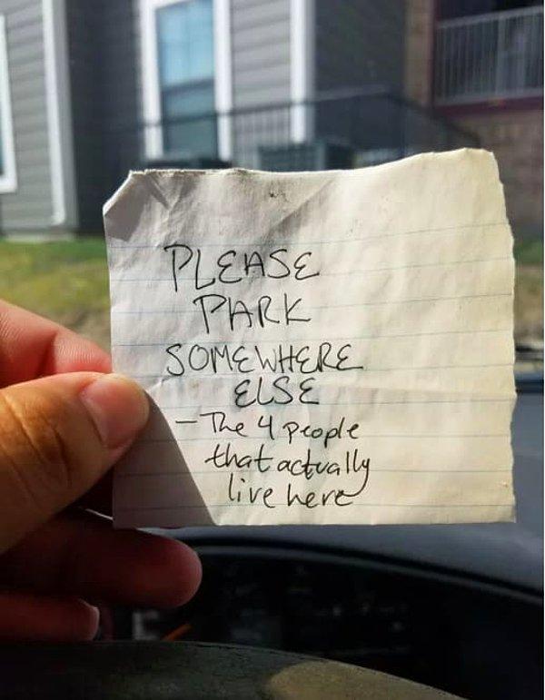 12. Arabasını yanlış yere park eden kişinin arabasına bu notu bırakan komşu: