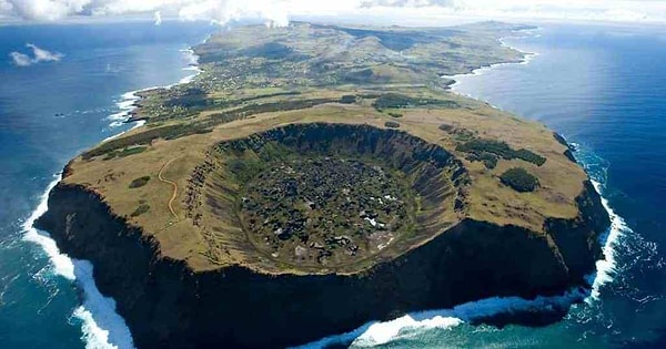 10. Чем известен остров Пасхи?