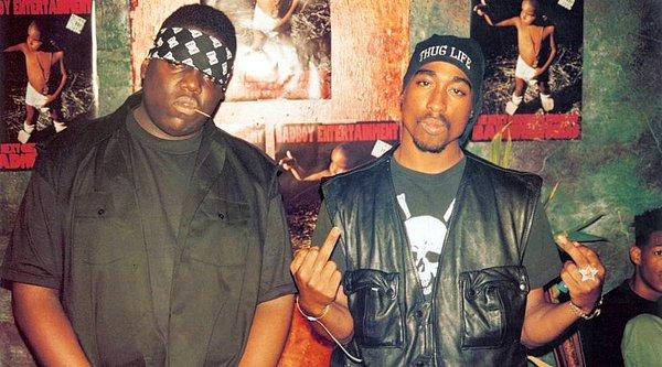 Amerika'nın iki yakasını birbirine katan Doğu - Batı Yakası savaşlarında öne çıkan iki isim var; Tupac (2Pac) ve The Notorious B.I.G. (Biggie).