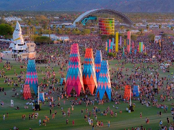 Festivallerin en renklilerinden olan 2019 Coachella, tüm hızıyla devam ediyor bildiğiniz üzere!